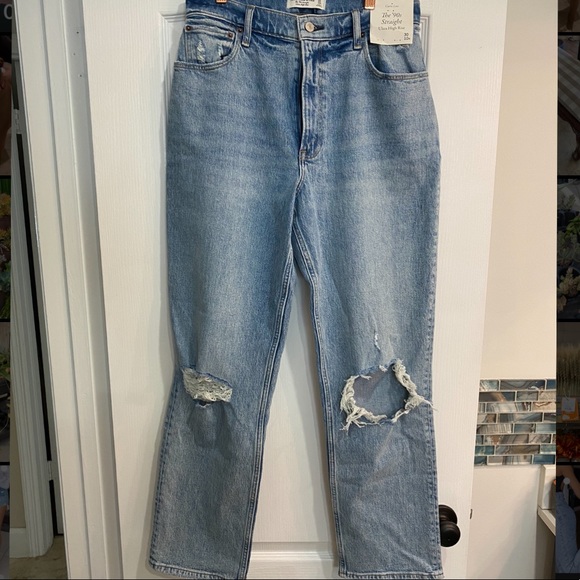 A&F Curve Love 90’s Jeans - Picture 3 of 6